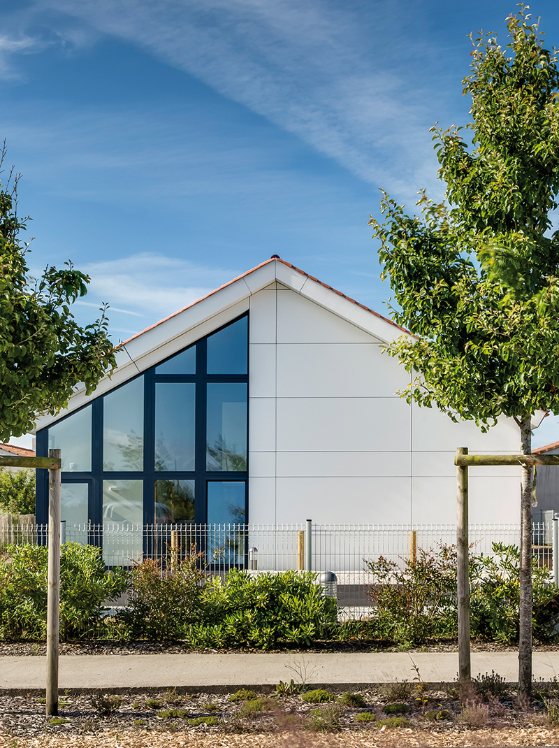 Bâtiment avec une revêtement Hardie® Panel, panneaux blancs de ciment composite de la marque James Hardie